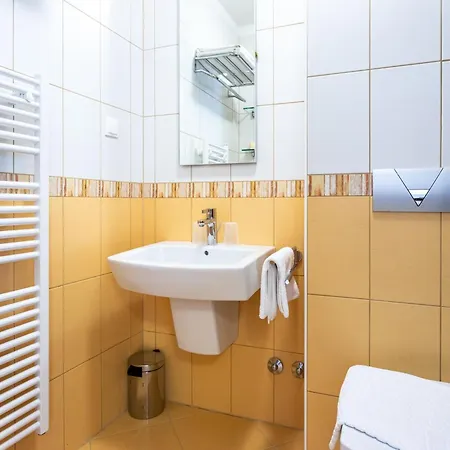 Luxurioese Mit Poolblick Apartman