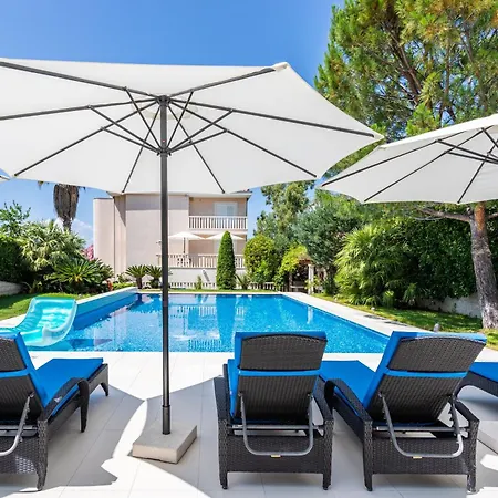 Luxurioese Mit Poolblick Apartman