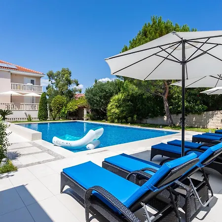 Luxurioese Mit Poolblick Apartman *