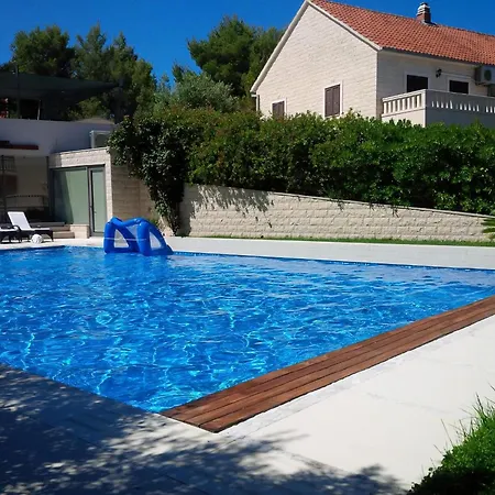 Luxurioese Mit Poolblick Splitska