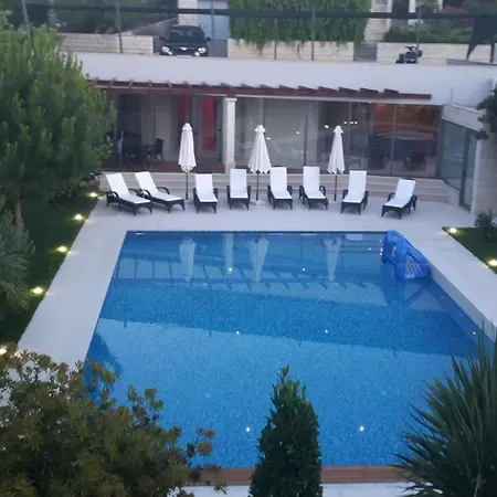 Luxurioese Mit Poolblick