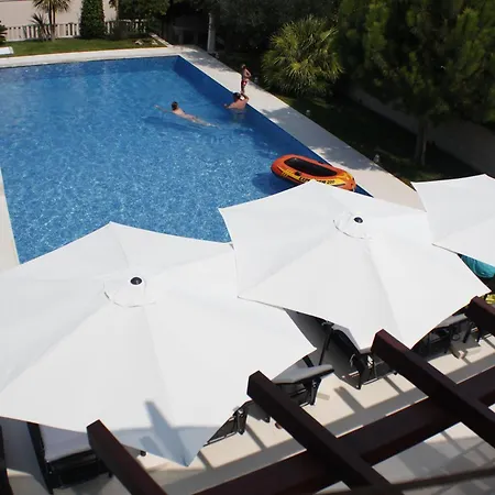 Luxurioese Mit Poolblick Apartman
