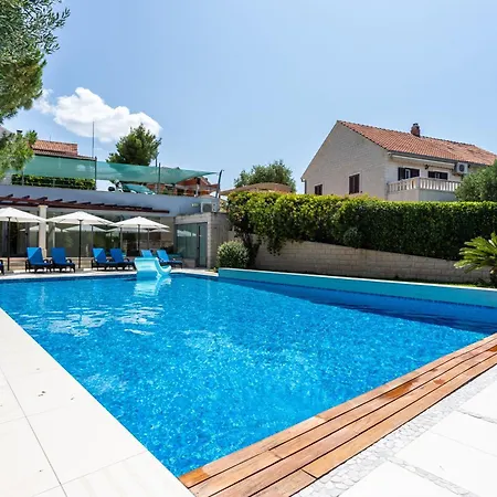 Luxurioese Mit Poolblick *