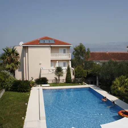 Luxurioese Mit Poolblick Splitska