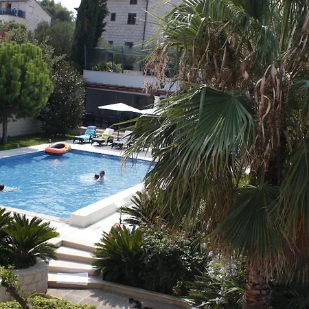 Luxurioese Mit Poolblick Apartman