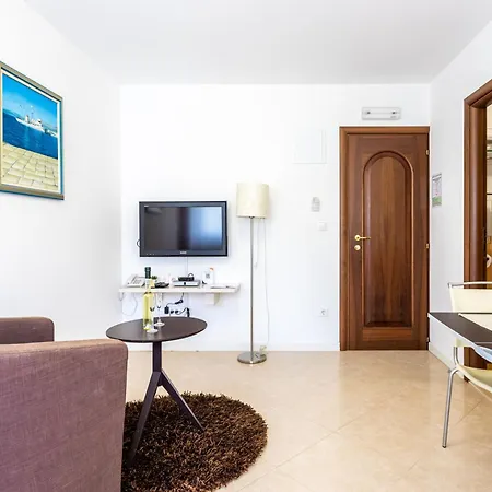 Luxurioese Mit Poolblick Appartement *