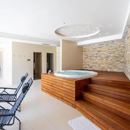 Luxurioese Mit Poolblick Apartman