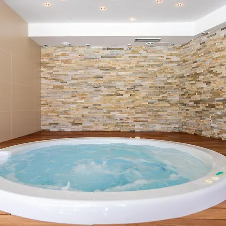 Luxurioese Mit Poolblick