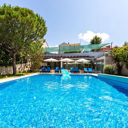 Luxurioese Mit Poolblick Splitska